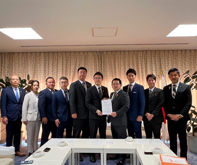 鳥取、島根、徳島、高知県連青年部・青年局が藤原崇青年局長に参院選の合区解消に係る要望書を手交