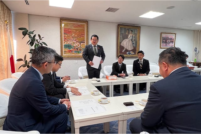 鳥取、島根、徳島、高知県連青年部・青年局が藤原崇青年局長に参院選の合区解消に係る要望書を手交
