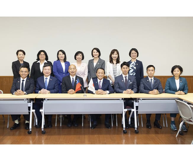 韓國瑜立法院長ら立法委員12名が党本部を訪問