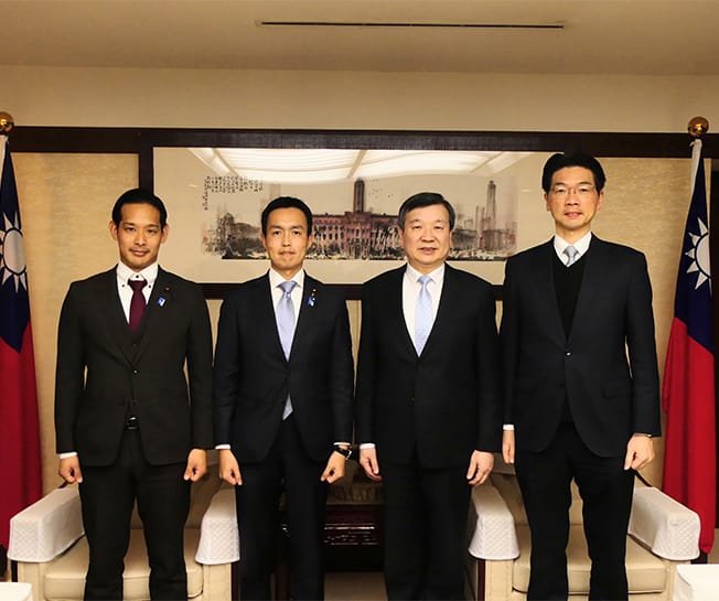 平沼正二郎青年局長ら青年局役員が台北駐日経済文化代表処の李逸洋代表を表敬訪問
