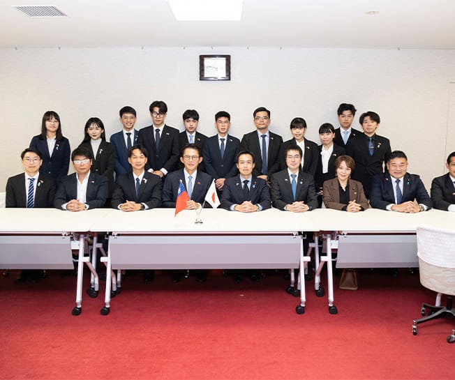 台湾民衆党黄国昌代表一行が自民党青年局を訪問