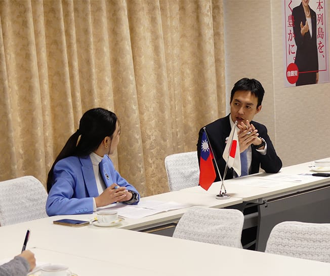 台湾の白喬茵 高雄市議会議員と平沼正二郎青年局長が意見交換