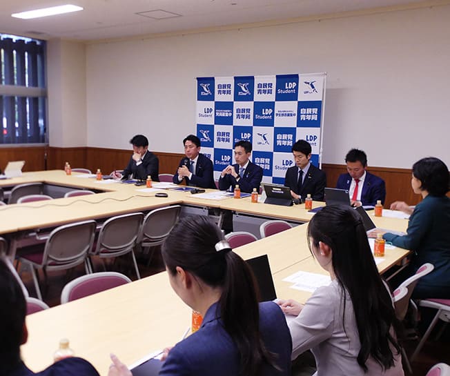「大臣に直接質問!青年局定例会議シリーズ講座」第3回では小泉進次郎防衛大臣が講演