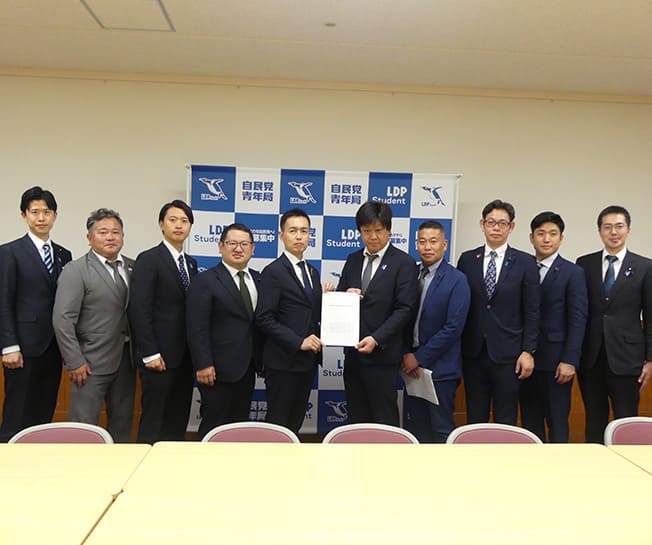 合区対象4県が平沼正二郎青年局長に申し入れのため党本部を訪問